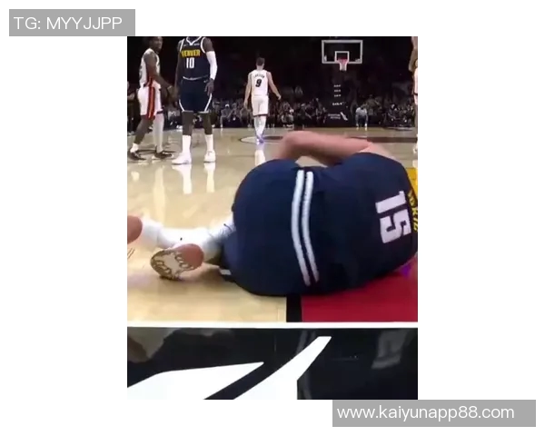 约基奇受伤后痛苦翻滚扶栏而行左脚无法承重艰难回更衣室